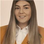 Profesora de Inglés imparte clase a niños